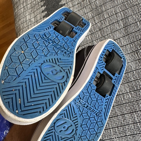 HEELEYS SIZE 2- LIGHTLY USED - Picture 7 of 12